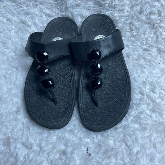 Fitflop Black leather thong wedge sandals with black buttons accents SZ8 - Picture 1 of 10